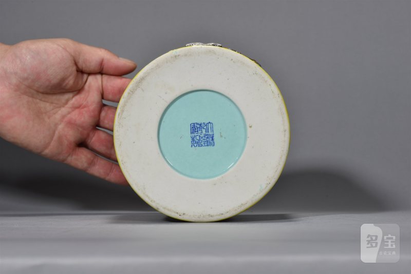 清中期 雕瓷万字纹锦地开窗喜上眉梢纹笔筒 - 图4